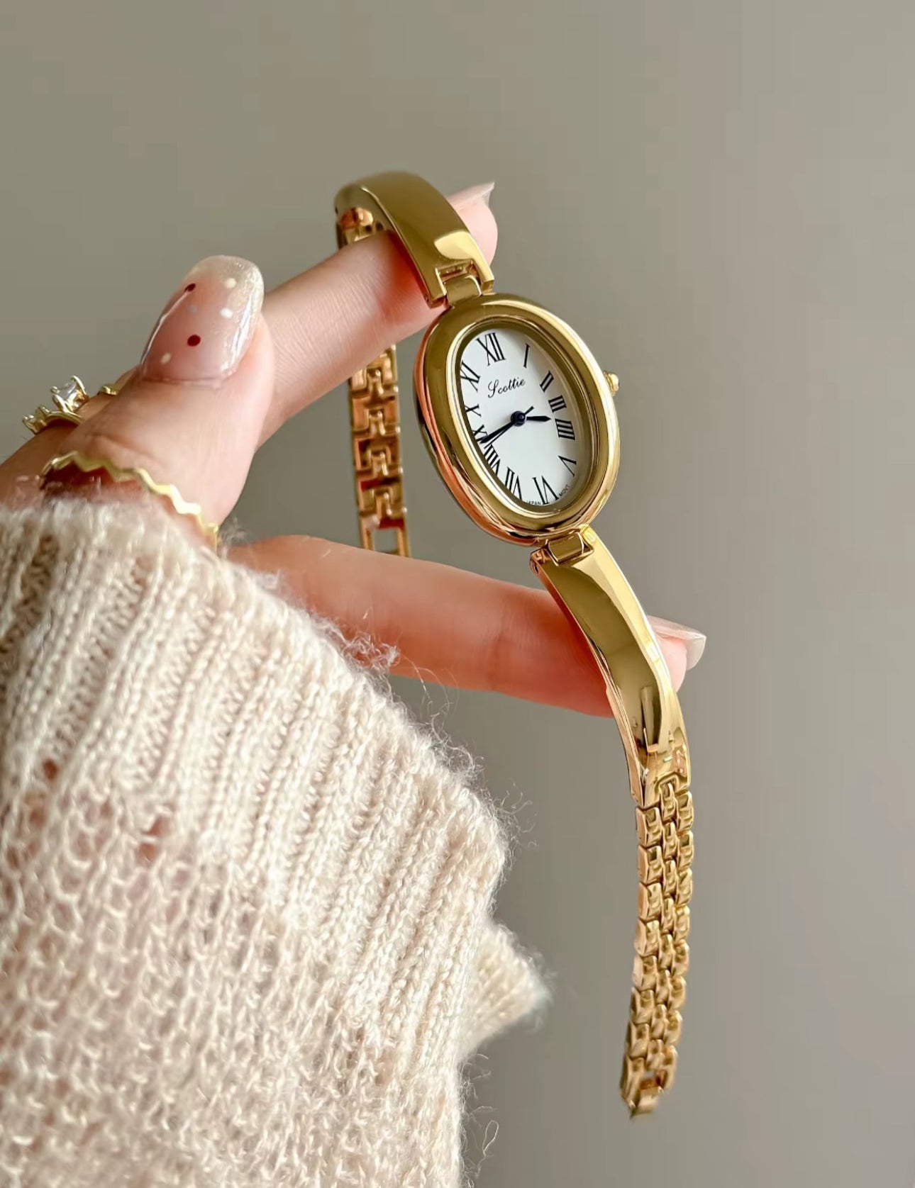 Montre pour femme doré ovale 