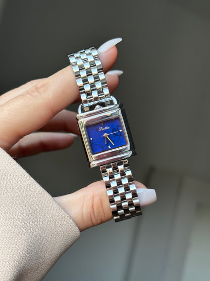 Montre femme originale argenté fond bleu 