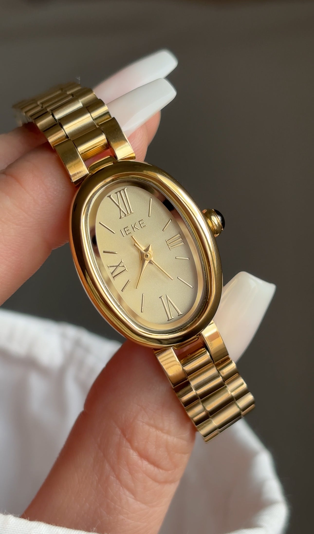 Montre femme ovale doré fond doré 