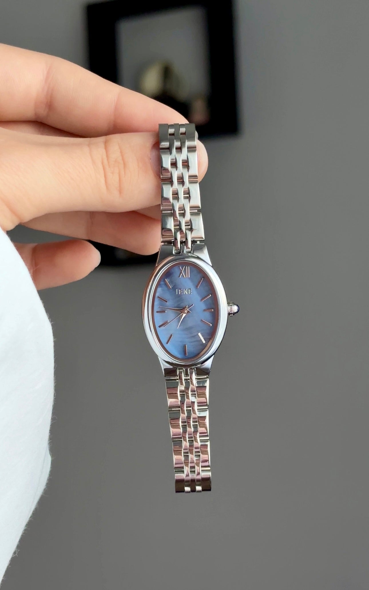 Montre femme ovale argenté fond bleu 