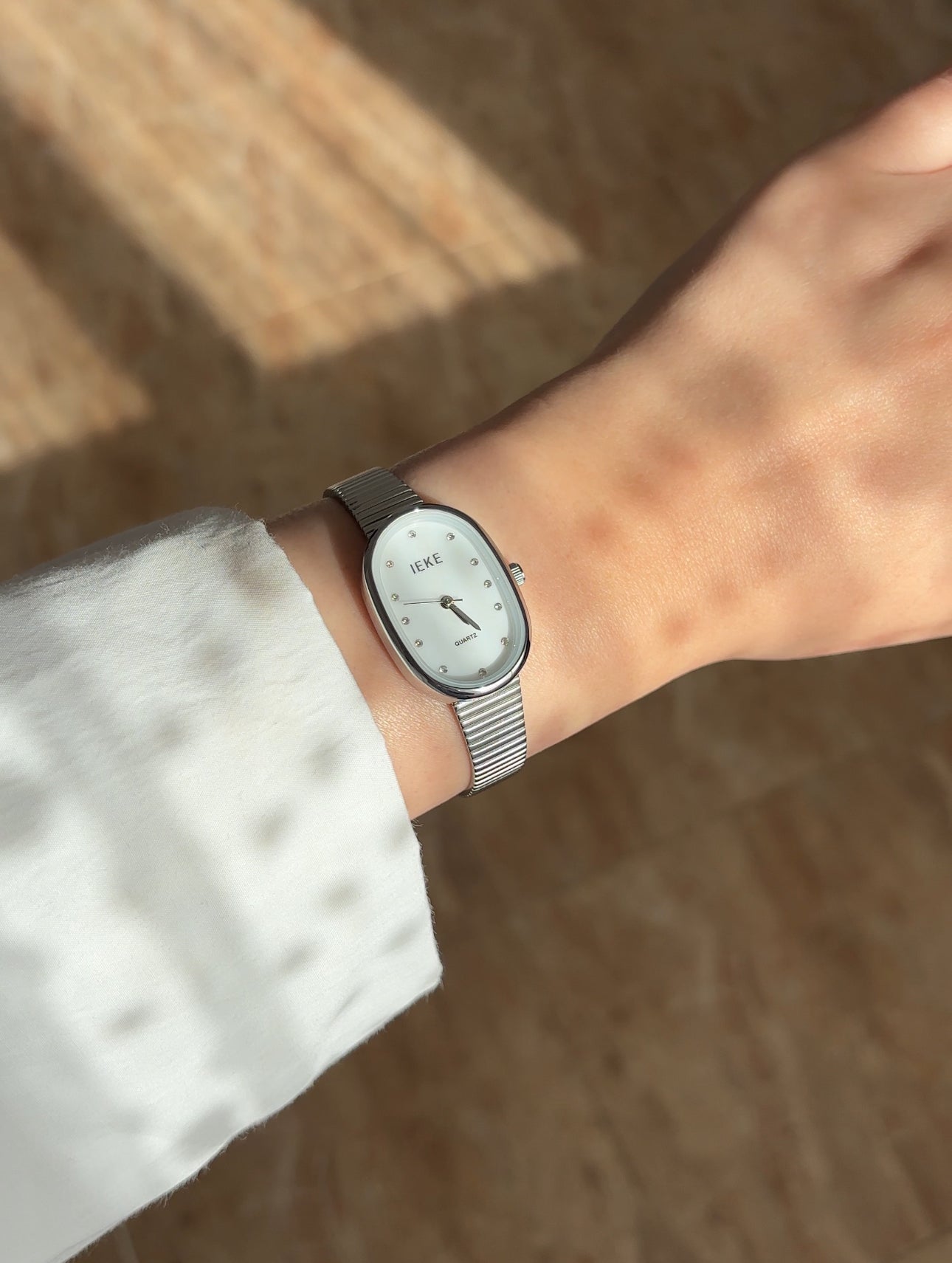 Montre pour femme ovale bracelet ajustable 