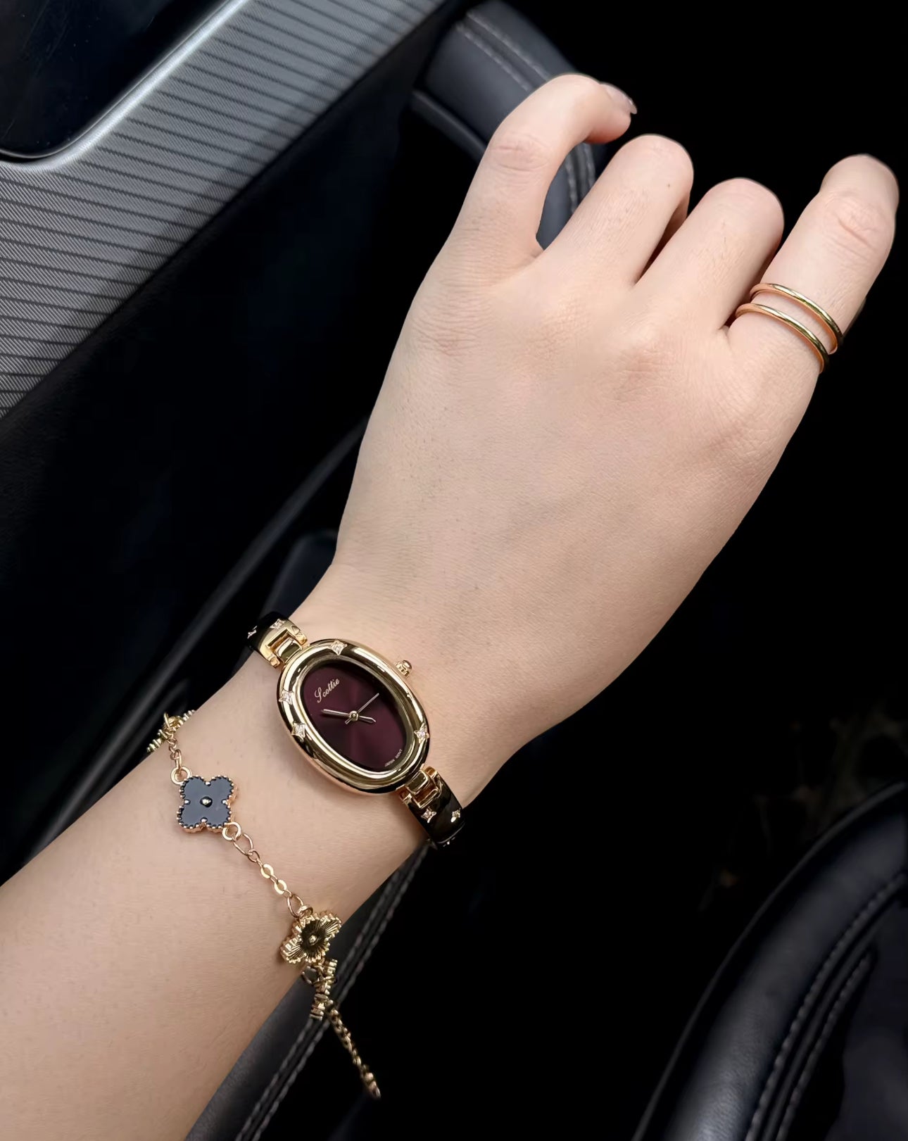 Montre pour femme ovale avec pierres