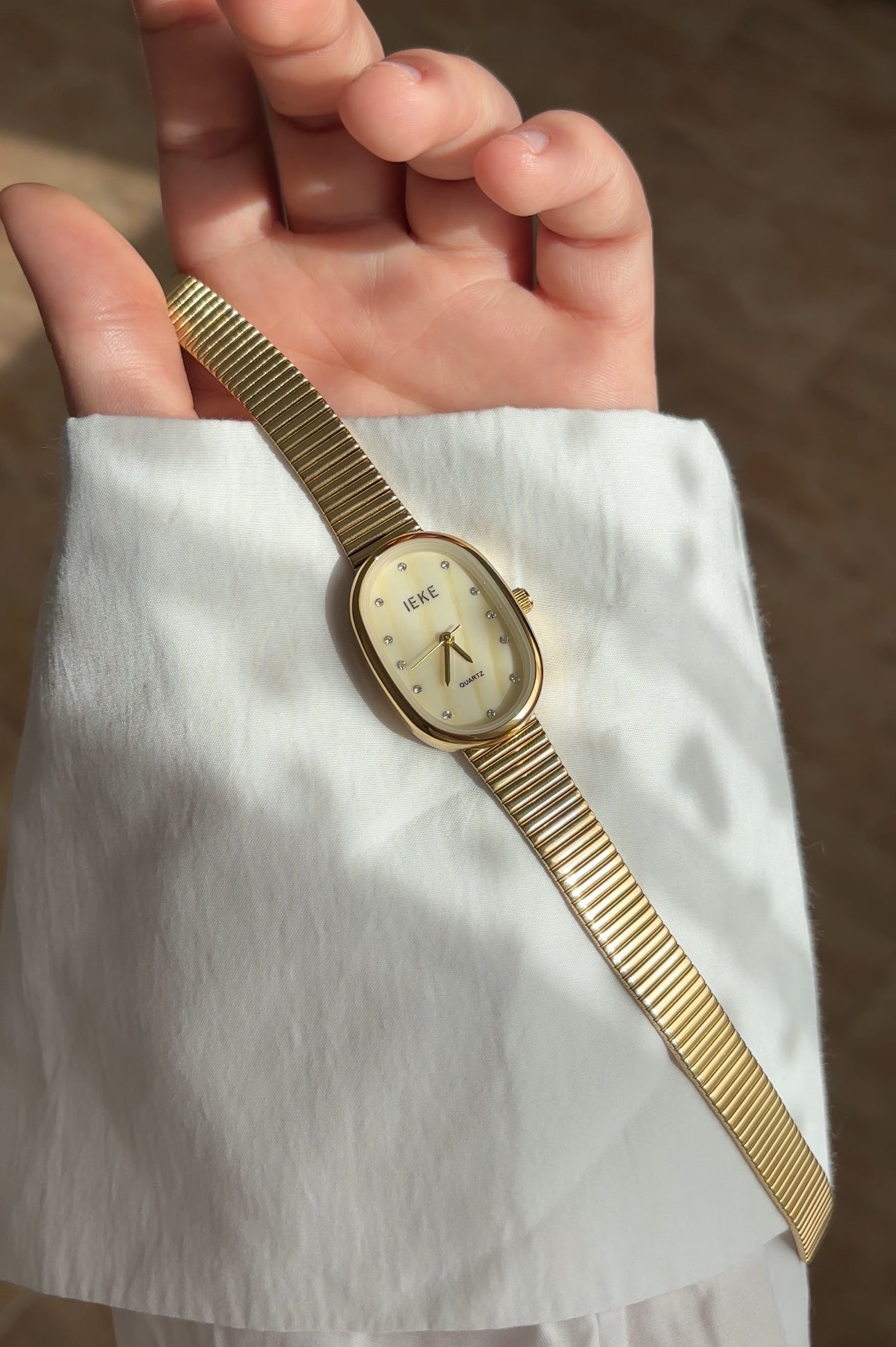 Montre femme doré fond beige 