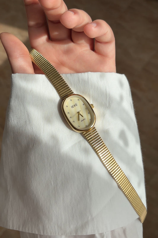Montre femme doré fond beige 