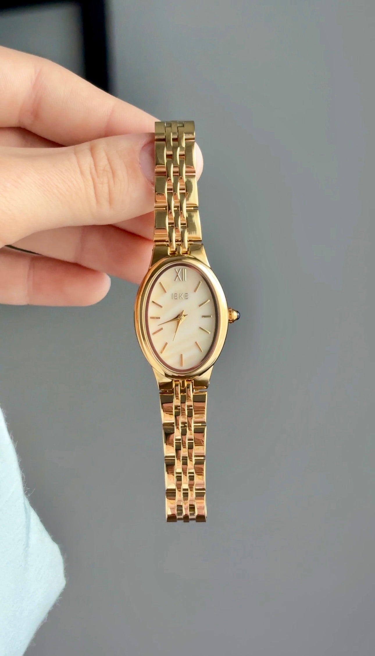 Montre pour femme ovale  doré fond beige 